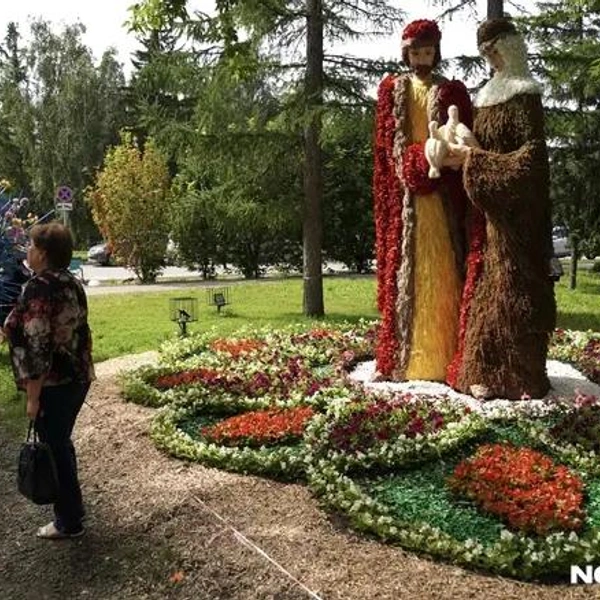 Петр и Феврония немного пожухли, но не потеряли своей статности | Источник: Евгений Софийчук / NGS55.RU