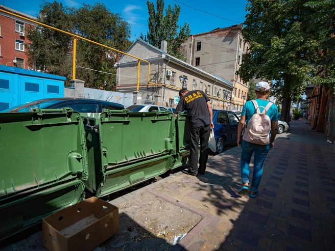 Мусор часто скапливается возле переполненных баков — мусоровоз не может подъехать вплотную к площадке | Источник: Александр Подопригора / 161.RU