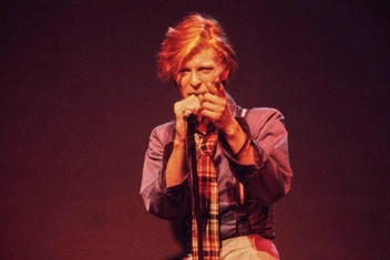 Дэвид Боуи: человек, который упал с Земли, — вспоминаем артиста в день его неслучившегося 79-летия