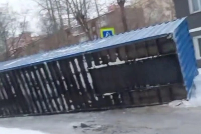 Контейнер слетел с грузовика на Фасадной