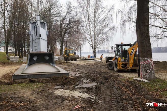 Согласно условиям контракта, работы на Тверицкой набережной должны были закончить к 15 сентября 2021 года | Источник: Александра Мамонтова