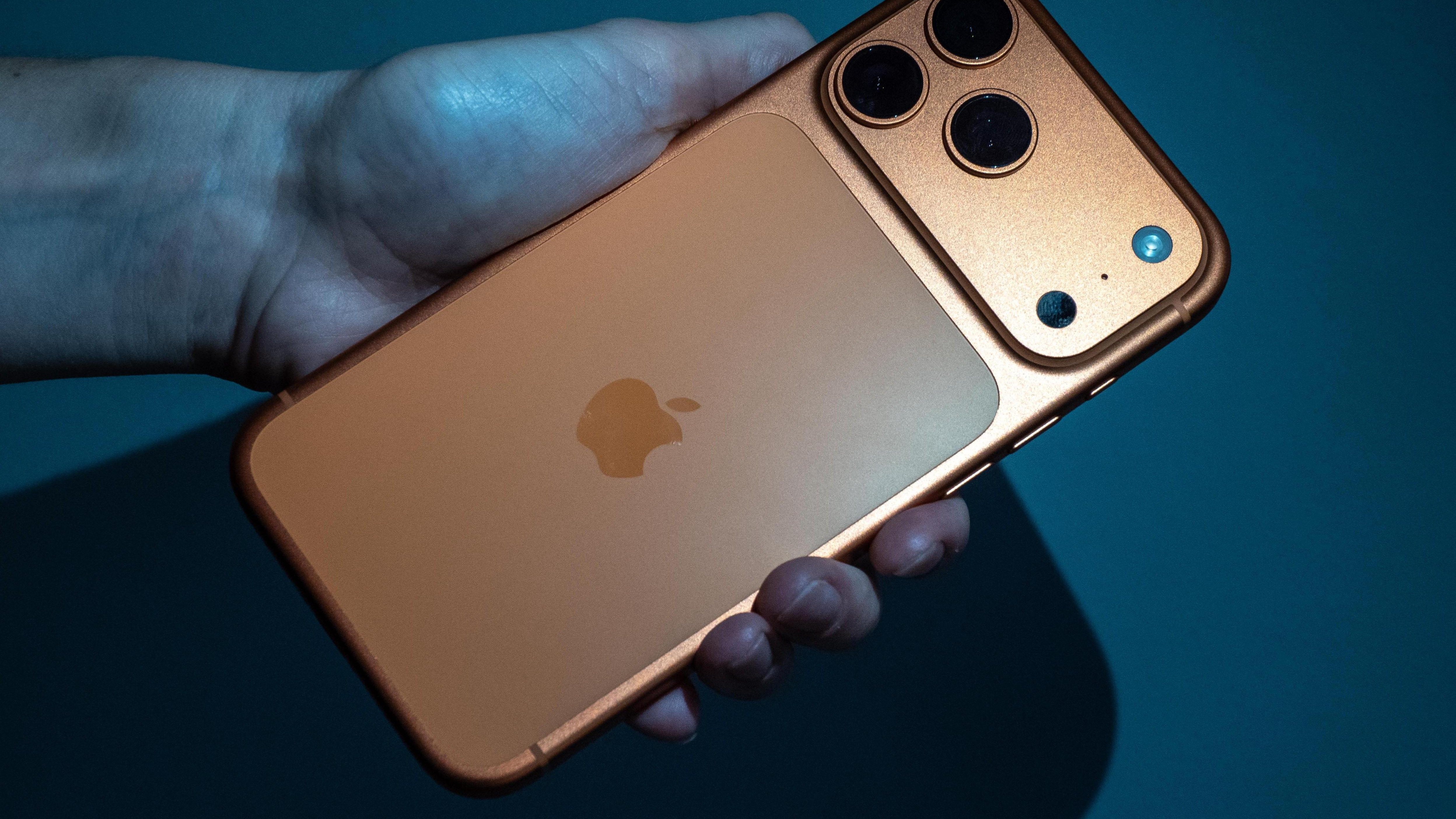 Мошенники нацелились на владельцев IPhone: смартфоны превращают в кирпичи 