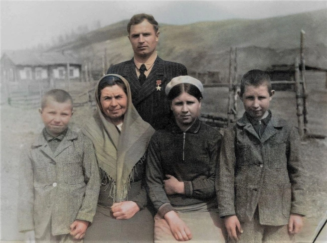 Федор Буслов с матерью, братьями и сестрой в деревне. После этого молодой человек перевез их всех в Новосибирск — и с того момента и до самой смерти в 1990 году стал главой большой семьи | Источник: архив семьи Бусловых
