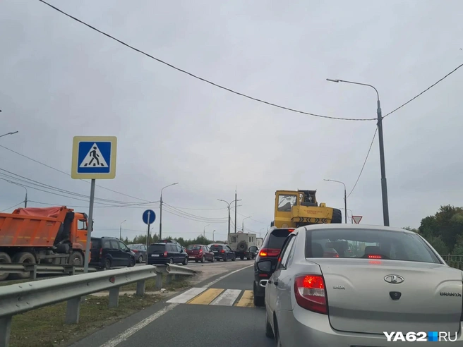 Сотни машин стоят в огромной пробке перед мостом | Источник: Светлана Коновалова / YA62.RU