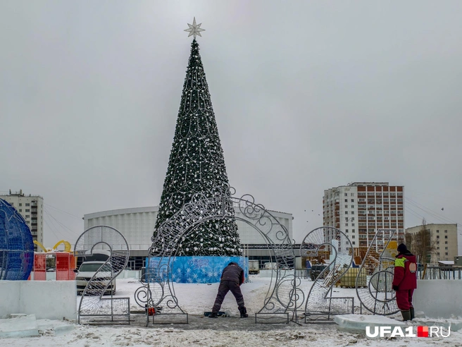 Рабочий повернулся спиной | Источник: Булат Салихов / UFA1.RU
