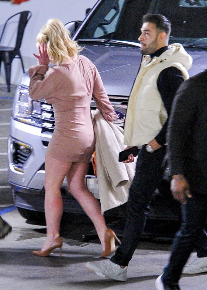 Праздник к нам приходит: Бритни Спирс в мини-платье оттенка розе