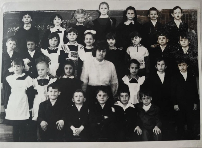 Анна носила в школу синее платье, которое ей связала мама | Источник: читательница НГС Анна