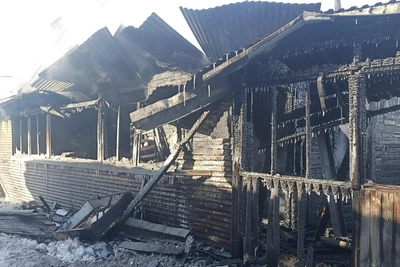 Выбегали под взрывы: многодетная семья потеряла дом в пожаре