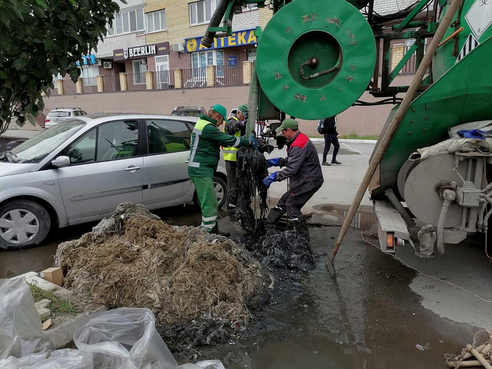 В Тюмени из канализации достали 20 тонн тряпок: находки «Росводоканала  Тюмень» в коллекторе - 8 июля 2022 - 72.ру