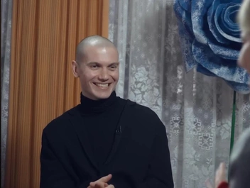 Солист группы Shortparis Николай Комягин во время интервью Ксении Собчак | Источник: «Осторожно, Собчак» / YouTube