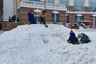 St. Petersburg Committee Allows Snowdrifts for Children's Play