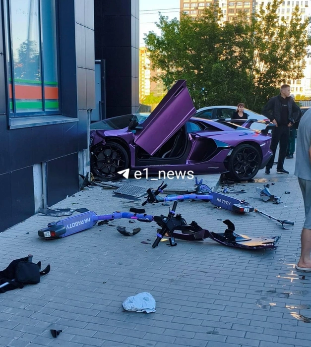 В Екатеринбурге фиолетовый Lamborghini раскидал самокаты и влетел в жилой дом | Источник: E1.RU