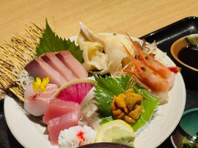 Отдельный рассказ можно посвятить японской кухне. Обилие свежайшей сырой и маринованной рыбы Полину невероятно порадовало, а вот фрукты и овощи в Японии оказались очень дорогими и продавались поштучно. В стране восходящего солнца проще найти помидор, жаренный в темпуре (кстати, по местным меркам помидор — это фрукт), чем овощной салатик | Источник: Полина Захарова