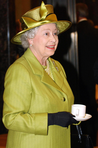 На чай к Королеве: Елизавета II приняла принца Гарри и Меган Маркл в Букингемском дворце