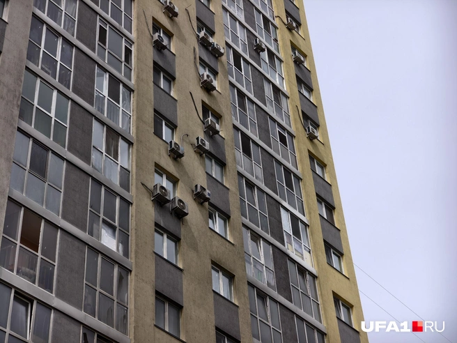 Весь фасад многоэтажки в копоти | Источник: Булат Салихов / UFA1.RU