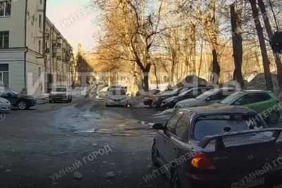 Льдина с крыши повредила Kia в Челябинске