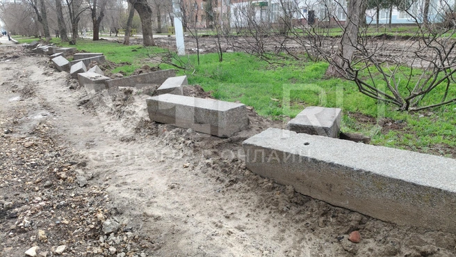 Пока крупные блоки из серого гранита находятся на прежнем месте, но кто знает… | Источник: Константин Завриков / V1.RU