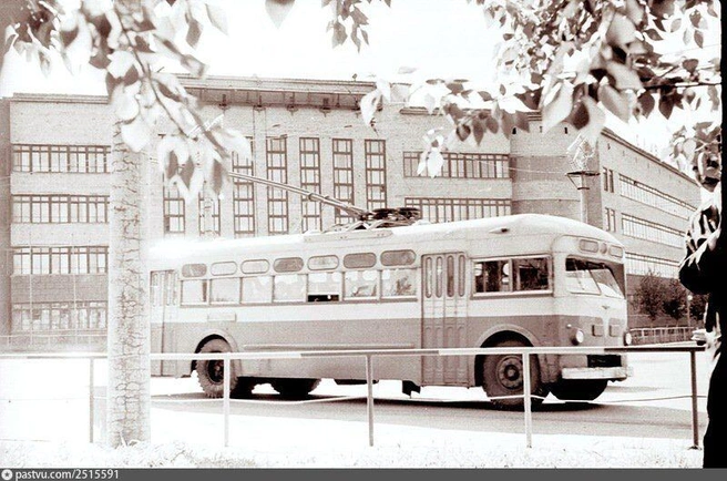 Троллейбус у завода телевизоров, 1960-1967 | Источник: pastvu.com