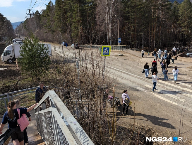 Пока спускаешься, уже понимаешь, что на набережной будет людно | Источник: NGS24.RU