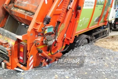 В Казани мусоровоз угодил в яму