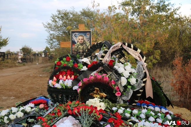Похоронили Дмитрия Лунева на Новом Ворошиловском кладбище | Источник: Константин Завриков / V1.RU