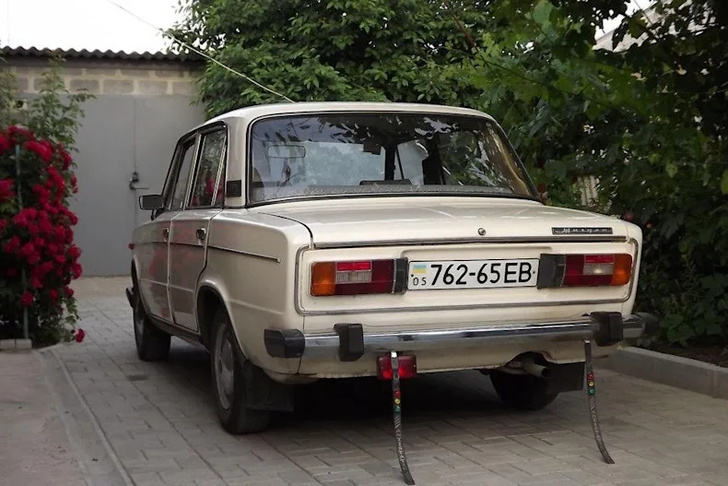 Фото №1 - Почему к бамперам советских автомобилей крепили резиновые хвостики