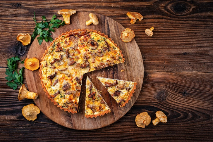 Открытый пирог — киш с лисичками и сливочным соусом | Источник: hlphoto/Shutterstock/Fotodom.ru