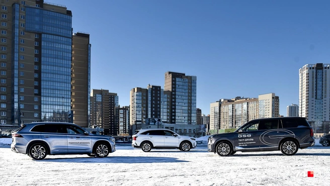 Длина Geely Monjaro и Kia Sorento&nbsp;— в районе 4,8 метра, GAC ощутимо крупнее&nbsp;— 5 метров. Он и выше: рост почти двухметровый | Источник: Артем Краснов