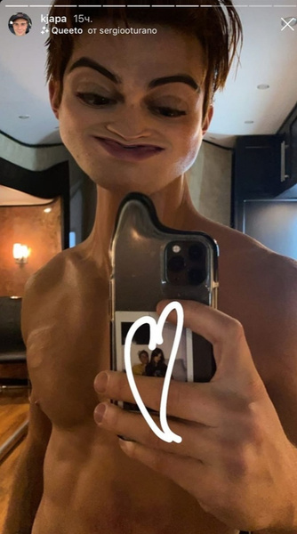 Милота: Кей Джей Апа поместил фото своей девушки на чехол смартфона