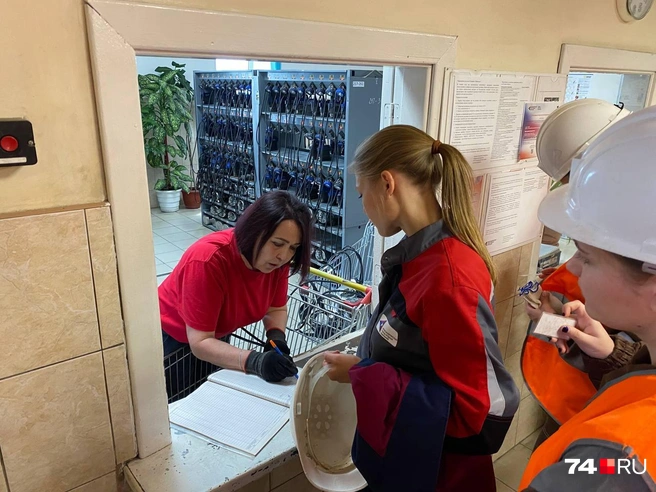 Перед спуском даже гостям обязательно проводят инструктаж по технике безопасности и выдают оборудование  | Источник: Ольга Козлова 