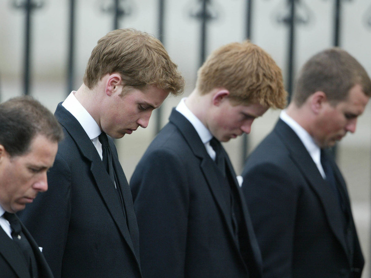 Фото №2 - Почему Королева решила «разделить» Уильяма и Гарри на похоронах принца Филиппа