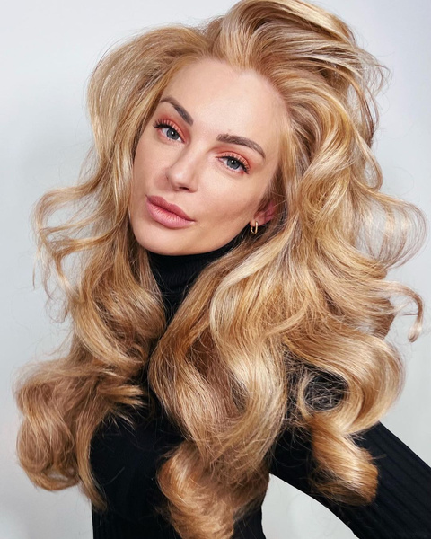 Медовый блонд — самое модное окрашивание весны 2022