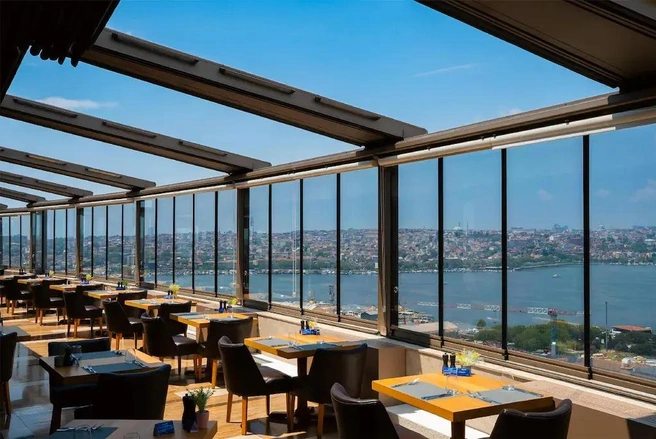 Вид из ресторана Radisson Blu Istanbul Pera | Источник: Agoda.com