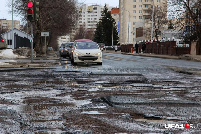 Перекресток улиц Шафиева и Комсомольской испещрен ямами  | Источник: Тимур Шарипкулов