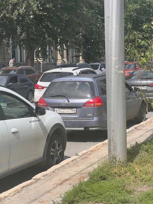 Водитель старенького Nissan Wingroad спокойно сидел в машине. Похоже, дожидался пассажира | Источник: Читательница НГС Анастасия