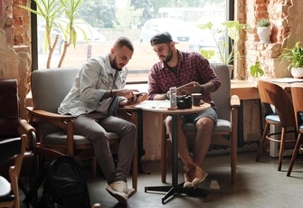 «Как заводить друзей, когда люди в обычной жизни такие закрытые?»: историю читателя комментирует психолог