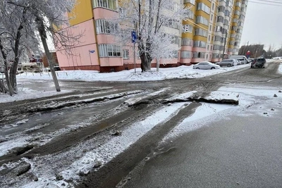 Авария на теплотрассе заблокировала выезд из поселка Биофабрика