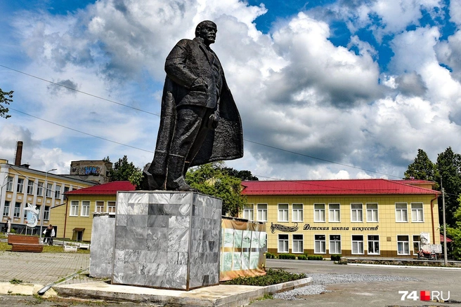 Интригующий крен, развевающийся плащ. Не Ленин, а почти Бэтмен | Источник: Артем Краснов