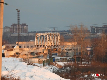 Мост выглядит построенным, но ещё нет путей и контактной сети | Источник: Кирилл Хафизов / 59.RU
