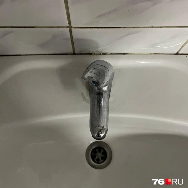 Вода течет&nbsp;— значит, работает, менять не нужно | Источник: Кирилл Поверинов / 76.RU