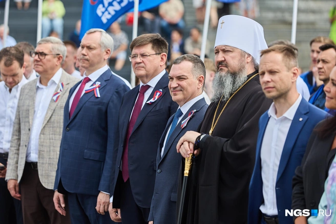 На празднике присутствовали губернатор региона Андрей Травников, главный федеральный инспектор Николай Буймов, мэр города Максим Кудрявцев и митрополит Варфоломей | Источник: Александр Ощепков / NGS.RU