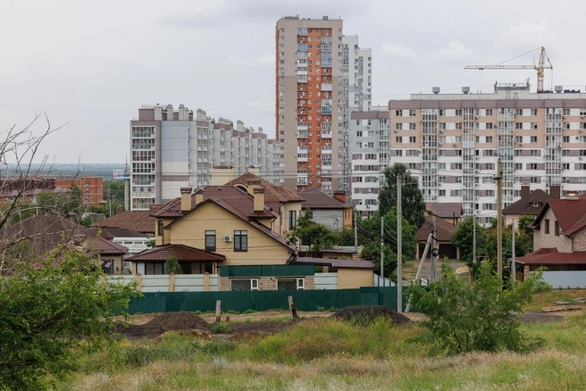 Как заверяют местные жители, на месте наспех сложенных домиков вскоре могут появиться магазины или кафе | Источник: Алексей Волхонский / V1.RU