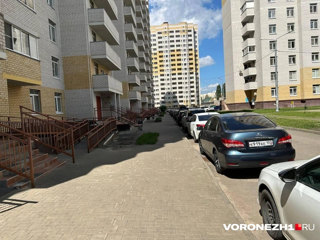 Малыш упал с другой стороны дома | Источник: Мария Мишукова / Voronezh1.ru