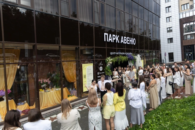 Праздник переместился на площадку перед центром, где были открыты новые звезды на аллее славы «ПАРК АВЕНЮ» | Источник: «ПАРК АВЕНЮ»