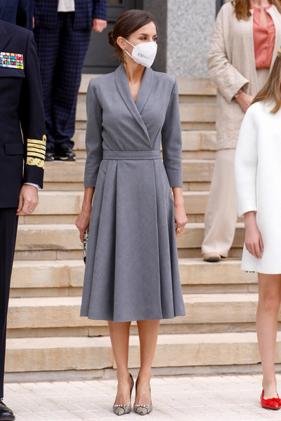 Сдержанная элегантность: королева Летиция показала идеальное летнее платье для офиса