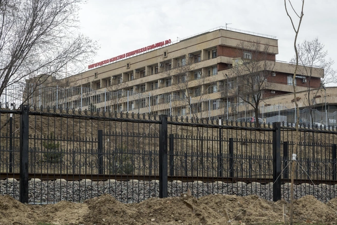 Проблемы с подъемом и спуском возникли в новом корпусе больницы № 3 1983 года постройки | Источник: Константин Завриков / V1.RU