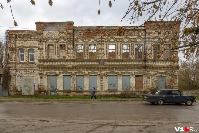 Табличка «Охраняется государством» на фасаде изящно дополняет внешний облик здани | Источник: Константин Завриков / V1.RU
