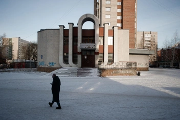 Так здание выглядело в 2024 году, спустя год после того, как из него переехал отдел ЗАГС | Источник: Андрей Бортко / NGS.RU