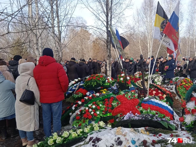 Попрощаться с парнем из Челябинска пришло около сотни людей, в том числе официальные лица | Источник: Дарья Милославская