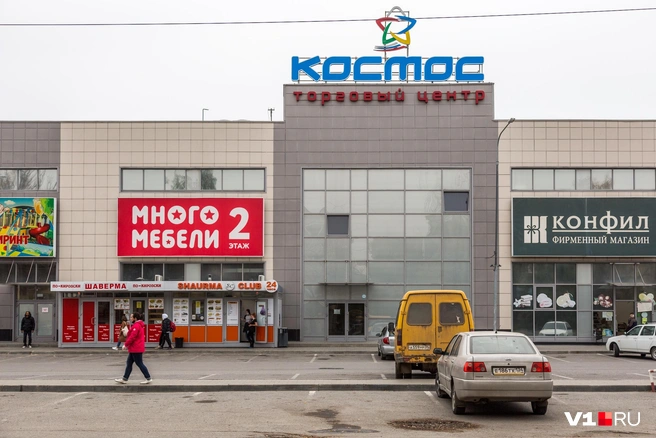 Бездомные часто попрошайничают у входа в торгово-развлекательный центр | Источник: Константин Завриков / V1.RU